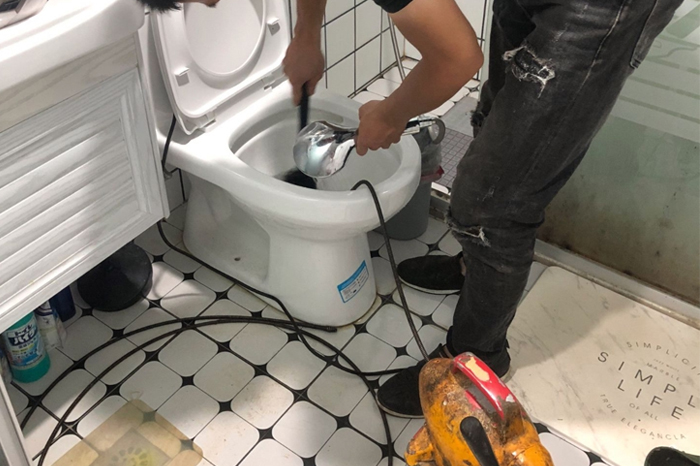 五台马桶堵塞自己疏通还是找师傅?专业上门服务让你省时更省心